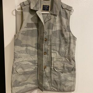 Abercrombie camo cinched waist vest medium